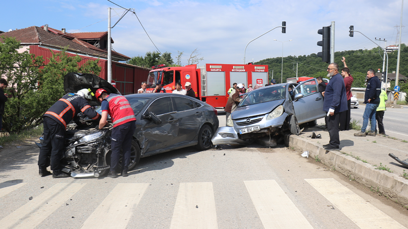 Sakarya'da trafik kazası: Otomobiller çarpıştı, birçok vatandaş yaralandı! - Resim : 1