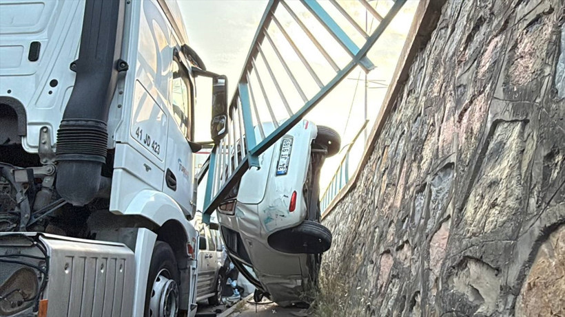 İstinat duvarından alt sokağa düşen otomobil asılı kaldı - Resim : 3