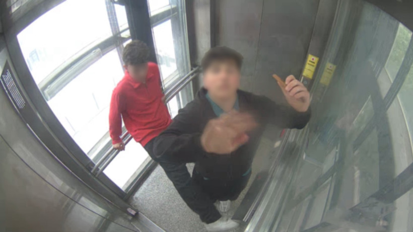 Ne istiyorsunuz asansörlerden? Asansörün kabinini tekmeledi! - Resim : 4