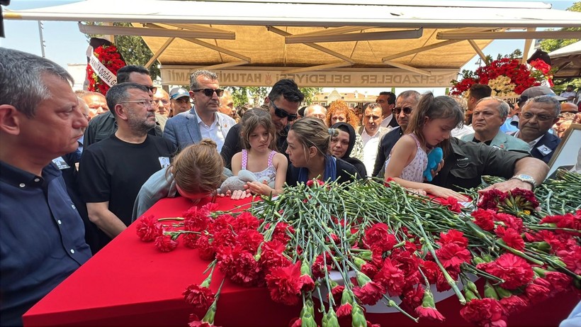 Özgür Özel, Ferdi Zeyrek’in sevdiği Deniz Baykal anısıyla ağladı - Resim: 3