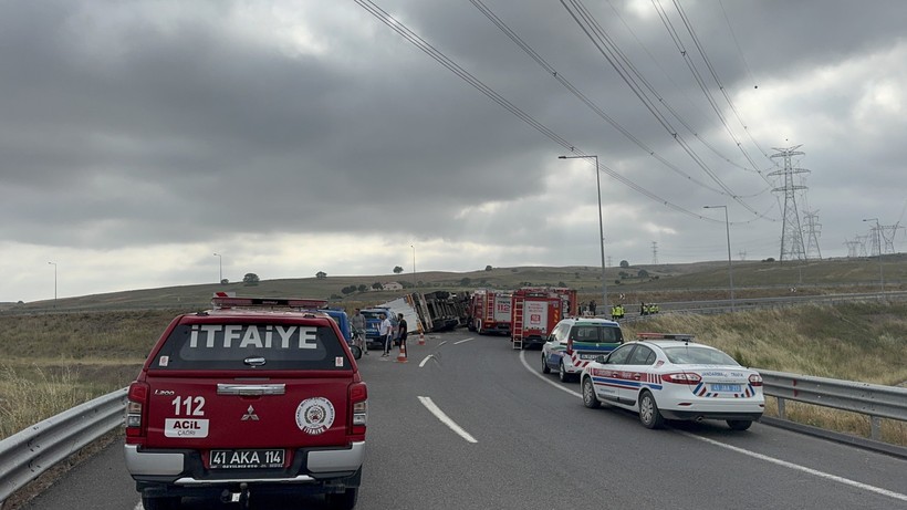 Karpuz yüklü tır devrildi: 1 ölü, 3 yaralı - Resim : 1