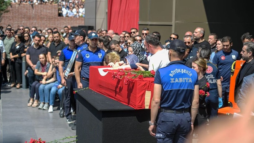 Ferdi Zeyrek Mezarı Nerede? Manisa Büyükşehir Belediye Başkanı Ferdi Zeyrek Nereye Defnedildi? - Resim : 1