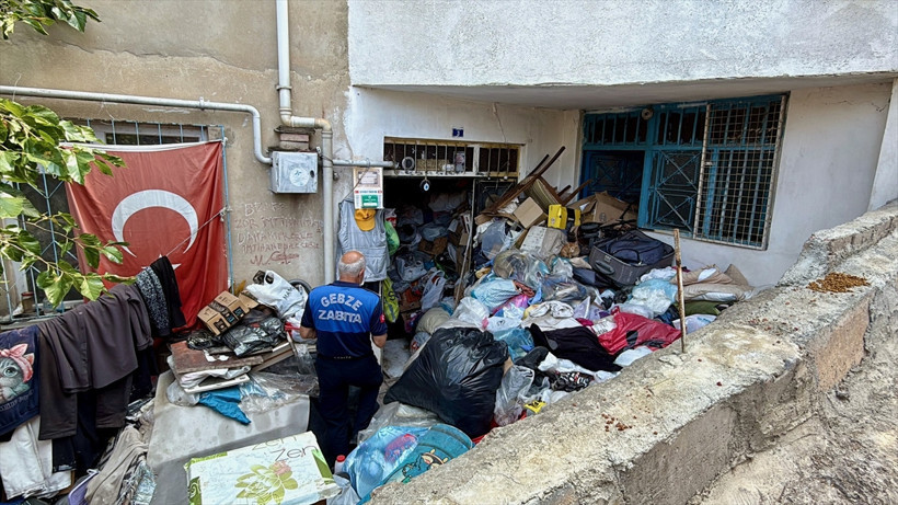 Kötü koku ihbarı ile gittiler, kamyonlarca çöp çıkardılar - Resim : 2