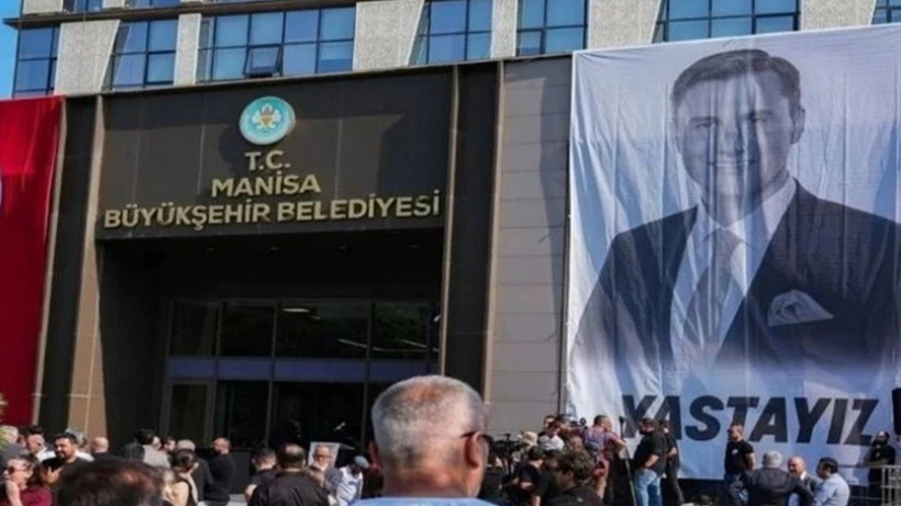 Siyasi ismin kutlama pozu eleştirileri beraberinde getirdi! - Resim: 1