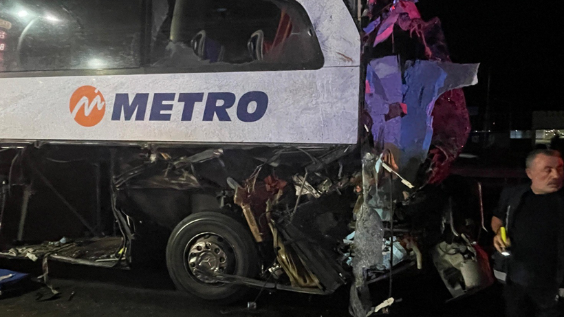 Sakarya'da yolcu otobüsü kazası: Onlarca yaralı var! - Resim : 1