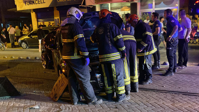 Alkollü sürücü tramvay yoluna daldı: Yaralılar var! - Resim : 5