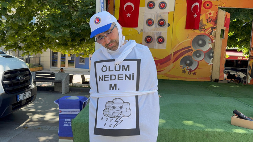 “Ölüm nedeni” Hükümetin zam teklifine kefenli protesto! - Resim : 1