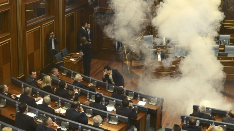 Kosova Meclisi’nde bomba alarmı - Resim: 6
