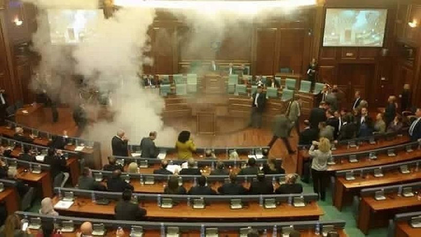 Kosova Meclisi’nde bomba alarmı - Resim: 3
