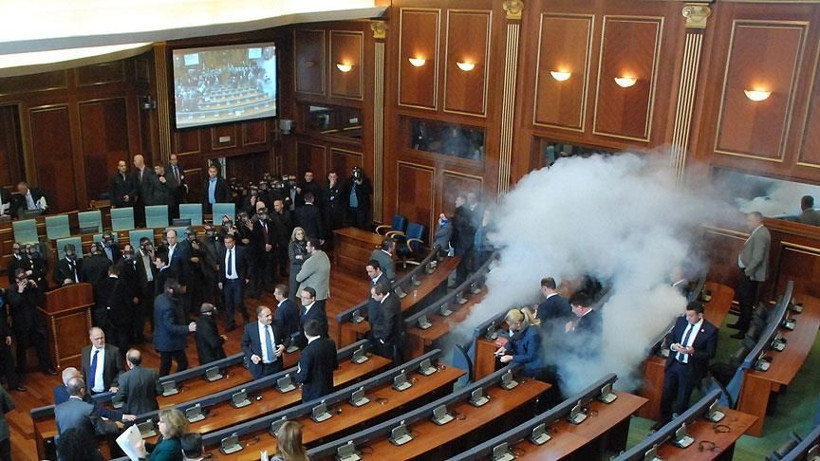 Kosova Meclisi’nde bomba alarmı - Resim: 1