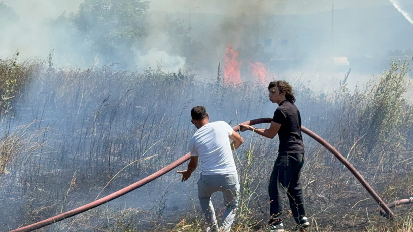 Düzce'deki yangına vatandaştan müdahale! - Resim : 1