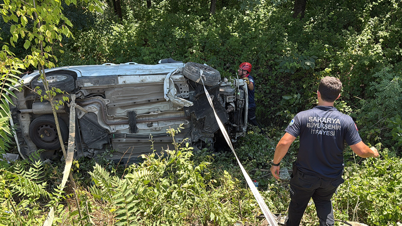 Sakarya'da trafik kazası: Şarampole devrildi! - Resim : 1