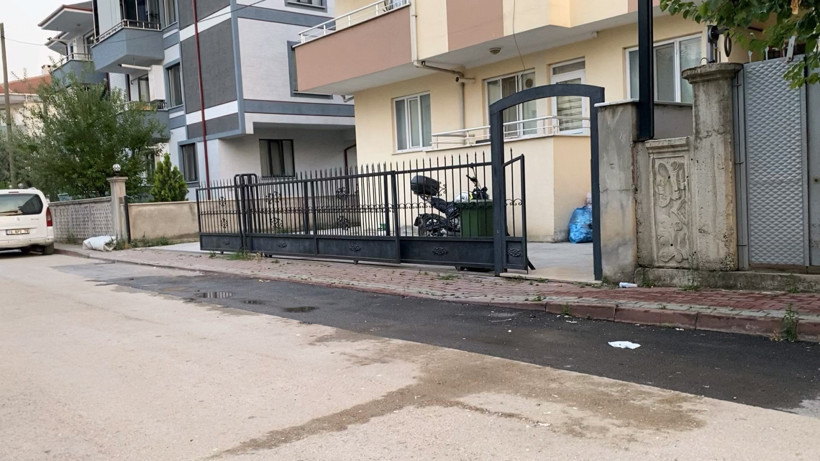 Sürgülü kapının altında kalan çocuk ağır yaralandı - Resim : 2