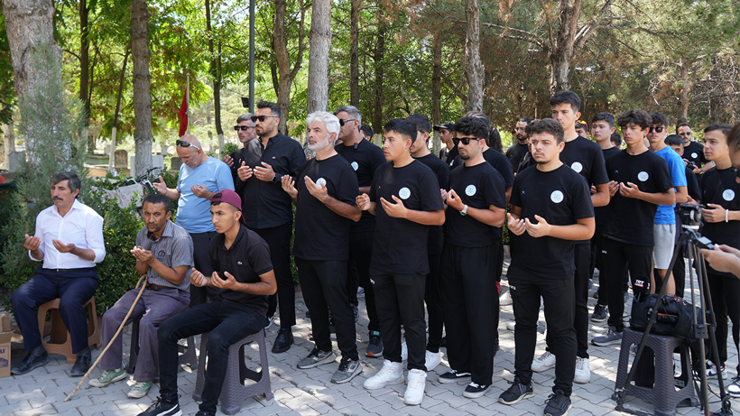 Şehit Ömer Halisdemir kabri başında anıldı - Resim : 4