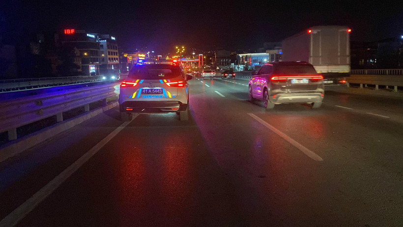 İki otomobil birbirine girdi! Ekipler seferber oldu - Resim : 5