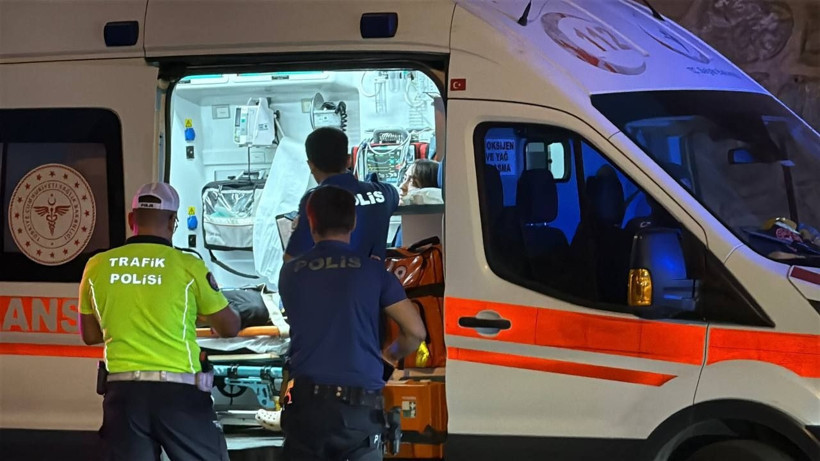 Kontrolü kaybetti, motosiklet kaldırıma saplandı: 2 yaralı - Resim : 1