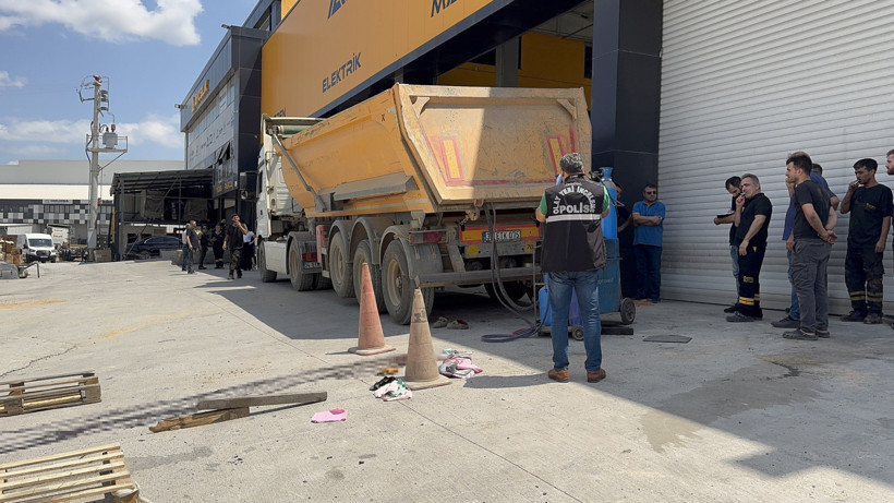 Damper kapağı aniden kapandı... Şoför feci şekilde can verdi! - Resim : 2