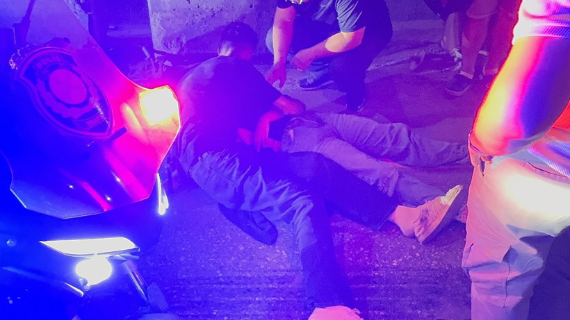 Motosiklet devrildi, 2 kişi yaralandı... Yaralı sürücü kız arkadaşının başından ayrılmadı - Resim : 1