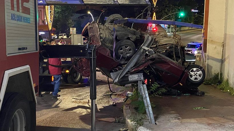 Kocaeli'de feci kaza: Bariyerlere çarpıp takla attı, ölü ve yaralılar var! - Resim : 1