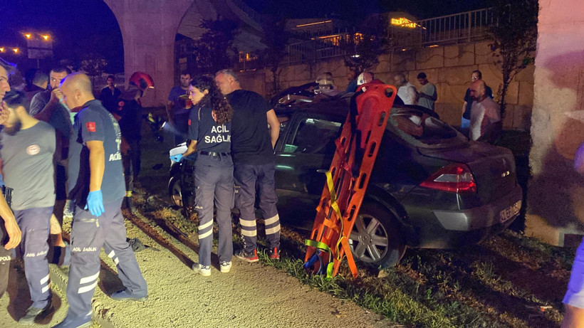 Köprü ayağına çarptı: 2 yaralı - Resim : 3