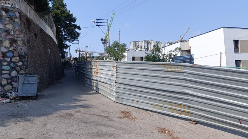 Bir tarafta Kocaeli Büyükşehir Belediyesi Bir tarafta İzmit Belediyesi İletişim yok! Vatandaş mağdur - Resim : 1