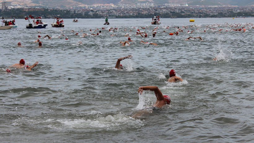 343 kişi aynı anda 2 bin 600 metre kulaç attı! - Resim : 1
