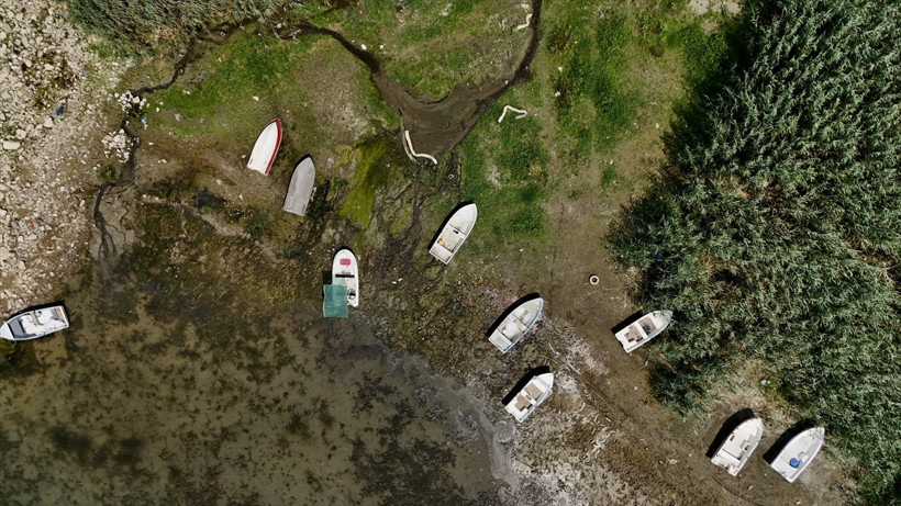 Su miktarı "kritik" seviyenin altına düşen Sapanca Gölü'ndeki kalıntılar ortaya çıktı - Resim : 2