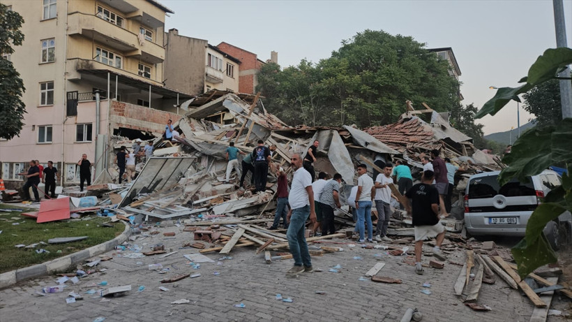 Depremin merkez üssünde bina yıkıldı - Resim : 2
