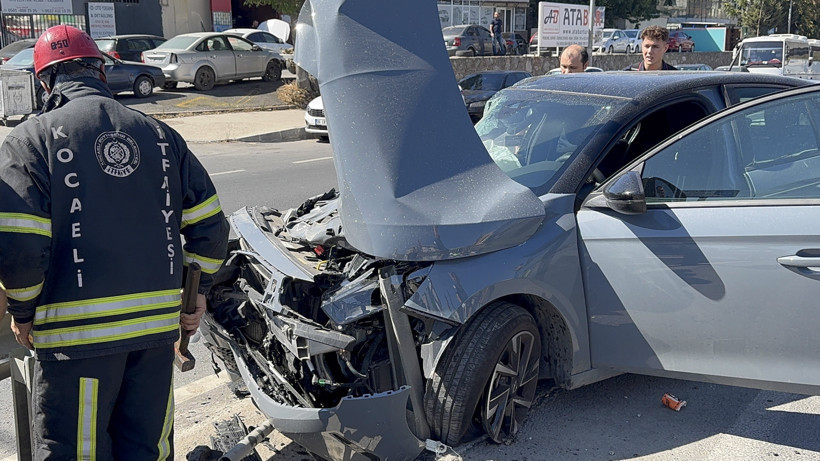 Kamyon ile çarpıştı bariyerlerin altına girdi: 2 yaralı - Resim : 1