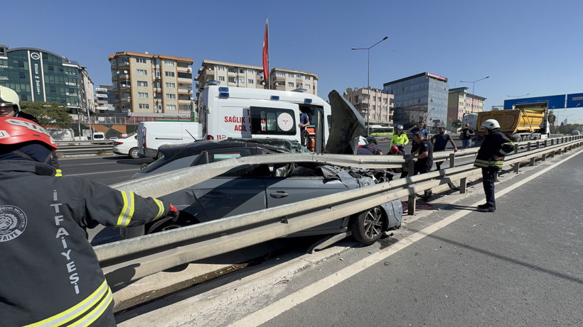 Kamyon ile çarpıştı bariyerlerin altına girdi: 2 yaralı - Resim : 2