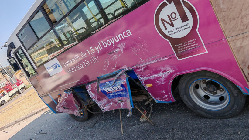 Özel halk otobüsü hafif ticari araçla çarpıştı: Yaralılar var! - Resim : 2