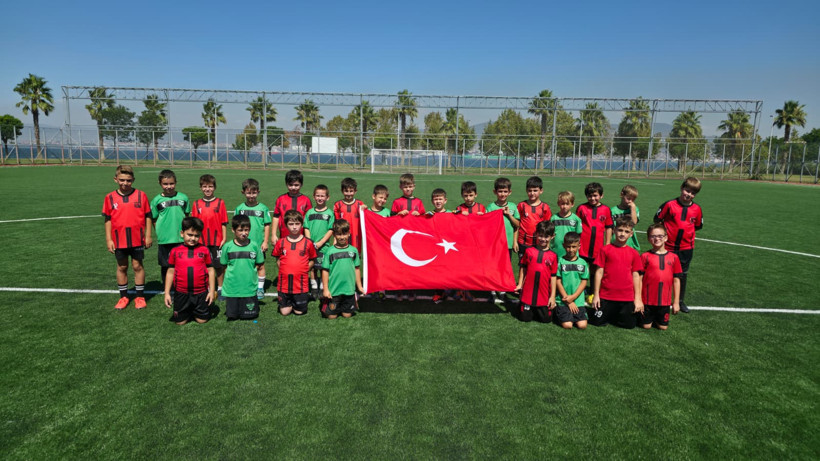 Gölcükspor Futbol Akademisi’nden Zafer Bayramı’nda anlamlı kutlama! - Resim : 1