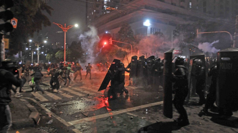 İç savaş alarmı! Halk milletvekillerinin evlerini bastı! - Resim: 4