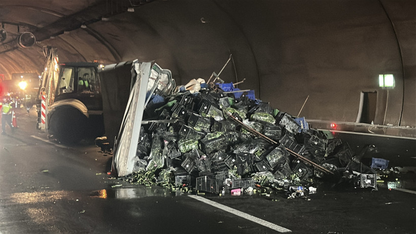 Kuzey Marmara Otoyolu'nda korkutan gaza! Sebze yüklü TIR devrildi... - Resim : 1