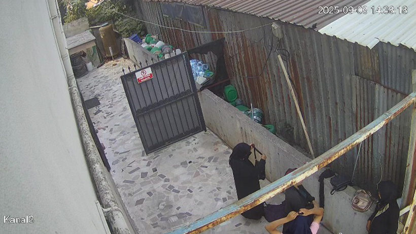 Darıca'da dikkat çeken olay: Evin bahçesinde kıyafetlerini değiştirdiler! - Resim : 1