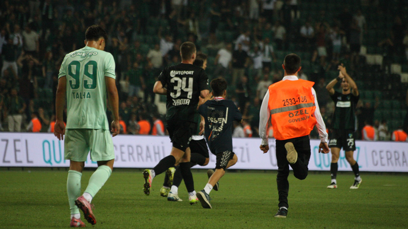 Çocuklar, yapmayın, sahaya atlamayın! - Resim : 1