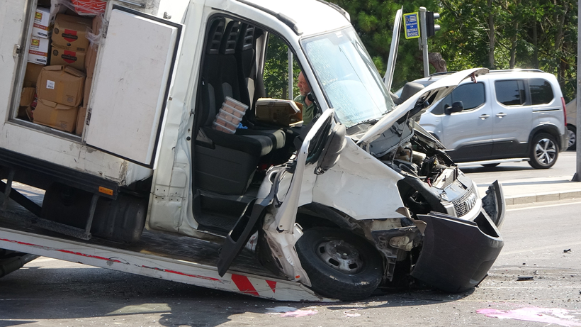 Kocaeli'de trafik faciası: Kamyon halk otobüsüyle çarpıştı! - Resim : 3