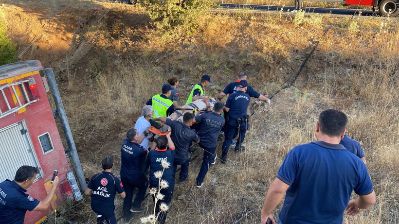 Korkutan kaza! Yangına giden itfaiye aracı şarampole yuvarlandı! - Resim : 3