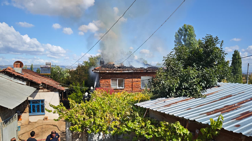 Evin çatısında başlayan yangın panik dolu anlara neden oldu! - Resim : 1