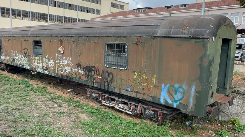 Yıllar geçti ama değişen bir şey yok… Tarihi vagonlar atıldıkları yerde çürümeye devam ediyor! - Resim : 1