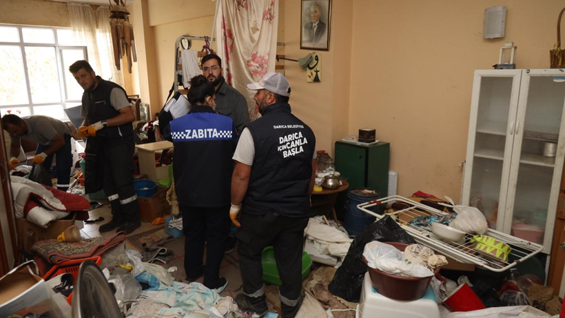 Kocaeli'de çöp ev: 2 kamyon eşya çıkarıldı! - Resim : 1