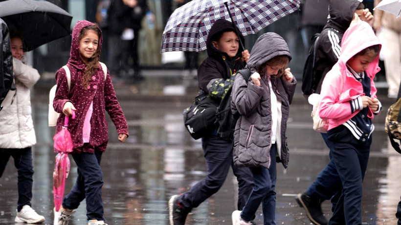 Kitap sevgisi engel tanımıyor... Yağmura aldırış etmediler - Resim: 13