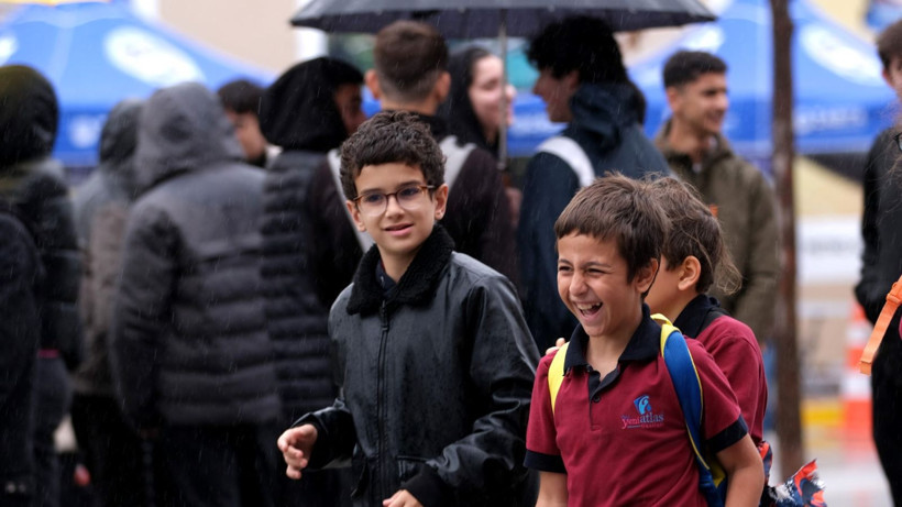 Kitap sevgisi engel tanımıyor... Yağmura aldırış etmediler - Resim: 10