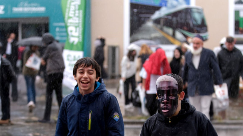 Kitap sevgisi engel tanımıyor... Yağmura aldırış etmediler - Resim: 2