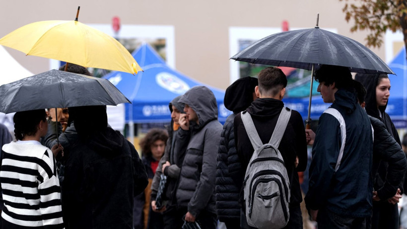 Kitap sevgisi engel tanımıyor... Yağmura aldırış etmediler - Resim: 6