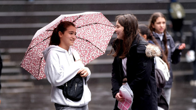 Kitap sevgisi engel tanımıyor... Yağmura aldırış etmediler - Resim: 11