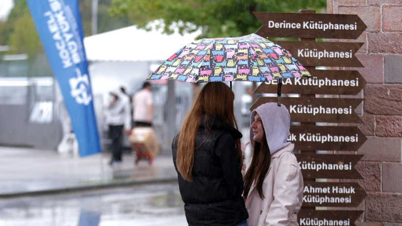 Kitap sevgisi engel tanımıyor... Yağmura aldırış etmediler - Resim: 8