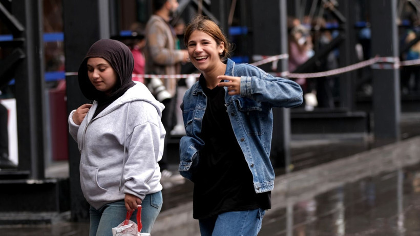 Kitap sevgisi engel tanımıyor... Yağmura aldırış etmediler - Resim: 9