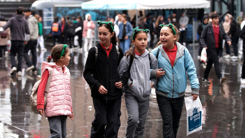 Kitap sevgisi engel tanımıyor... Yağmura aldırış etmediler - Resim: 7