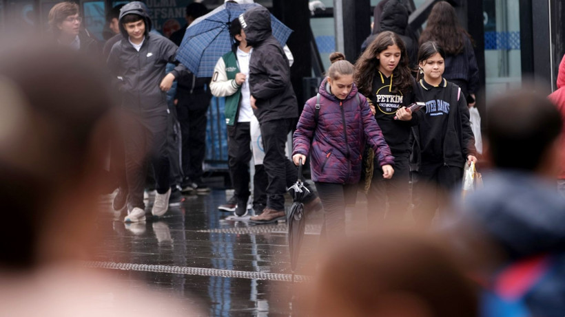 Kitap sevgisi engel tanımıyor... Yağmura aldırış etmediler - Resim: 12